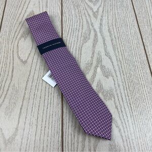 537- Tommy Hilfiger Tie Pink Pattern 650 TL21100047 100% Silk $69.50